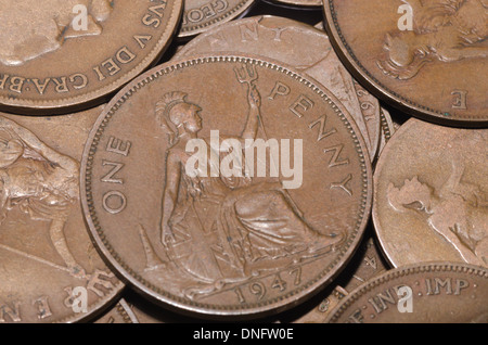 La vecchia moneta uk penny 1d con Re Giorgio V e la Regina Victoria indossato valore piccolo cambiamento Foto Stock