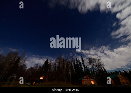 Cielo notturno con stelle a luna piena su cabine a Fox Alaska Usa in autunno Foto Stock