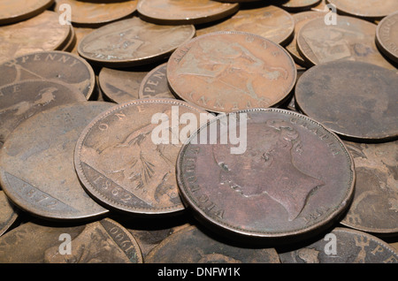 La vecchia moneta uk penny 1d con Re Giorgio V e la Regina Victoria indossato valore piccolo cambiamento Foto Stock
