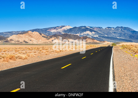 Death Valley Rd - la strada per la Valle della Morte da Baker, California Foto Stock