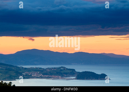 Tramonto a Getaria vista dal Monte Igeldo, Gipuzkoa, Paese Basco. Foto Stock