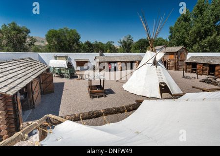 Tende tepee al cortile a Fort Hall Replica, una ricostruzione di un trading post su Oregon Trail, in Pocatello, Idaho, Stati Uniti d'America Foto Stock