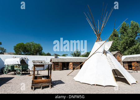 Tende tepee al cortile a Fort Hall Replica, una ricostruzione di un trading post su Oregon Trail, in Pocatello, Idaho, Stati Uniti d'America Foto Stock