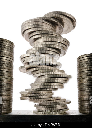 Pile di pile di mondo piccolo cambiamento la vecchia moneta sterling silver sixpence instabile economia fragile Foto Stock