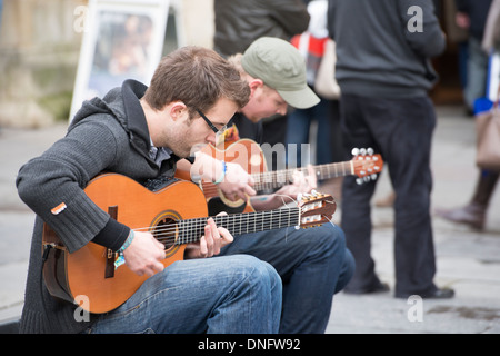Il chitarrista musicisti artisti di strada il centro di Bath inverno 2013 Foto Stock