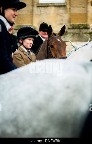 Ragazza sul cavallo prima Heythrop Hunt Boxing Day soddisfare 2013 Foto Stock