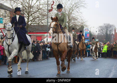 Bawtry, Regno Unito . Il 26 dicembre, 2013. Piloti fanno parte di Grove e Rufford Boxing Day caccia che a sinistra dal Crown Hotel Bawtry, Doncaster il 26 dicembre 2013; compreso il personale di suoneria di equitazione sella lato Credito: qualsiasi fotografia4/Alamy Live News Foto Stock