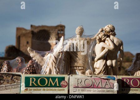 Negozio di souvenir e libri in vendita di fronte al Tempio di Venere e Roma sul bordo del Foro Romano, Foro Romano, Roma, Italia Foto Stock