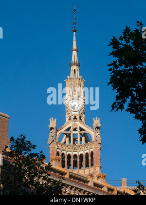 BARCELLONA, SPAGNA - 13 SETTEMBRE 2013: La torre dell'Hospital de la Santa Creu i Sant Pau Foto Stock