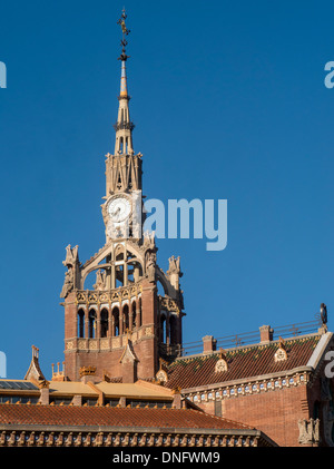 BARCELLONA, SPAGNA - 13 SETTEMBRE 2013: Vista esterna della torre sull'Hospital de la Santa Creu i Sant Pau Foto Stock