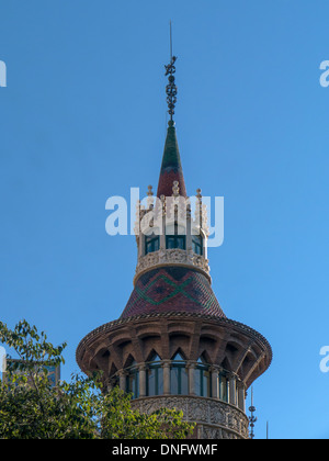 BARCELLONA, SPAGNA - 13 SETTEMBRE 2013: Edificio degli appartamenti della Torre sulla Casa Terrades (conosciuta anche come Casa de les Punxes) Foto Stock