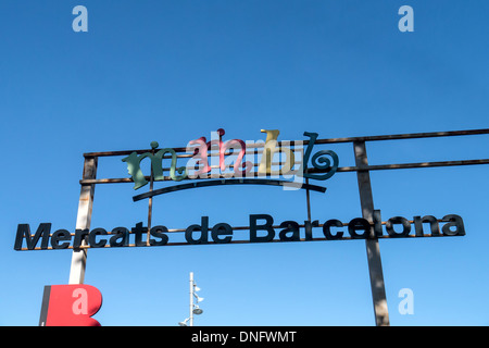BARCELLONA, SPAGNA - 13 SETTEMBRE 2013: Cartello sopra l'ingresso al Mercat Fira de Bellcaire - il più grande mercato delle pulci e dell'antiquariato di Barcellona Foto Stock