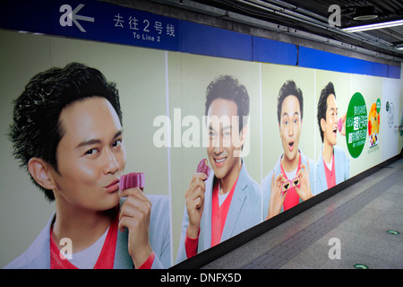 Pechino Cina, Asia, cinese, orientale, stazione della metropolitana Xuanwumen, linea 2 4, trasporti pubblici, pubblicità cartelloni pubblicitari, pubblicità pubblicitaria, Chine Foto Stock