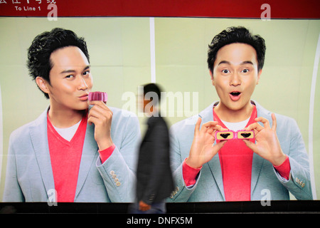 Pechino Cina, cinese, stazione della metropolitana Xuanwumen, linea 2 4, pubblicità cartelloni pubblicitari, annuncio, caratteri cinesi hànzì pinyin, uomo asiatico maschio, China130917042 Foto Stock