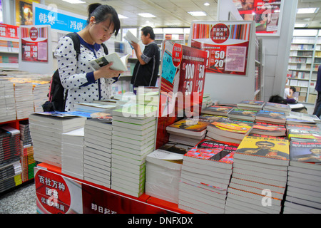 Beijing Cina,Cinese,Wangfujing Xinhua Bookstore,shopping shopper shopping negozi mercati di mercato di vendita di acquisto, negozi al dettaglio b Foto Stock