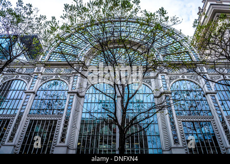 La facciata in ghisa e vetro della Sala Paul Hamlyn (Old Floral Hall). Parte della Royal Opera House, Londra. Foto Stock