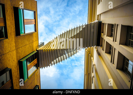 Bridge of Aspiration in Floral Street, Londra, che collega la Royal Ballet School alla Royal Opera House. Scatto da terra guardando verso l'alto. Foto Stock