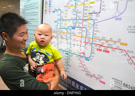 Pechino Cina, cinese, Tian'anmen West Subway Station, linea 1, uomo asiatico uomo maschio, padre, ragazzo ragazzi maschio bambini figli figlio, in attesa, autostrada percorso mappa, segno, i Foto Stock