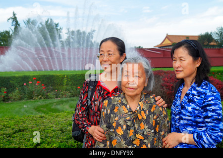 Pechino Cina,cinese,Dongcheng District,Chang'an Avenue,Tian'anmen,Tianananmen,adulti asiatici,donne donne donne,anziani cittadini,mo Foto Stock