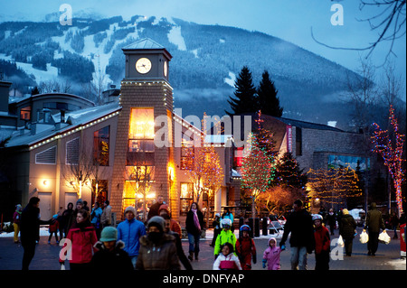 Le luci di Natale nel villaggio di Whistler. Whistler BC, Canada. Foto Stock