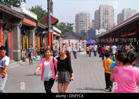 Pechino Cina, cinese, Chaoyang District, Panjiayuan Weekend sterrato mercato delle pulci, shopping shopper negozi negozi mercati di acquisto di mercato vendere, re Foto Stock