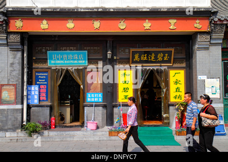 Pechino Cina, cinese, Chaoyang District, Panjiayuan Weekend sterrato mercato delle pulci, shopping shopper negozi negozi mercati di acquisto di mercato vendere, re Foto Stock