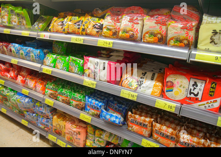 Hong Kong Cina,HK,Asia,Cinese,Orientale,Isola,North Point,King's Road,ParknShop Superstore,negozio di alimentari,supermercato,cibo,vendita scaffali esposizione Foto Stock
