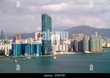 Hong Kong Cina, Hong Kong, Asia, cinese, orientale, isola, Victoria Harbour, Kowloon Bay, vista da North Point, Kowloon, Harbourfront Landmark Tower 1 2, skylin della città Foto Stock