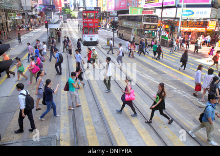 Hong Kong Cina,Hong Kong,Hong Kong,Asia,Cinese,Orientale,Isola,WAN Chai,Hennessy Road,attraversare strada,Asian Asian Asians etnia immigrati minoranza,adulti adulti Foto Stock