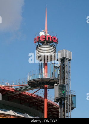 BARCELLONA, SPAGNA - 13 SETTEMBRE 2013: Ascensore esterno e piattaforma di osservazione sul Centro Arena Foto Stock