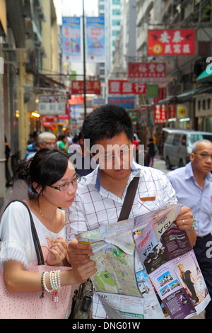 Hong Kong Cina,HK,Asia,Cinese,Orientale,Isola,Sheung WAN,Wing Lok Street,uomo asiatico uomo maschio,adulto,adulti,donna donna donne,coppia,cercando,strada ma Foto Stock