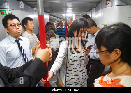 Hong Kong Cina,HK,Asia,Cinese,Orientale,Isola,MTR,Stazione della Metropolitana di North Point,trasporto pubblico,cabina del treno,passeggeri motociclisti,RID Foto Stock