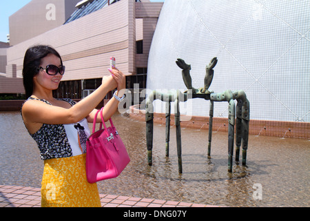 Hong Kong Cina,HK,Asia,Cinese,Orientale,Kowloon,Tsim Sha Tsui,Museo d'Arte di Hong Kong,esterno,scultura,adulto asiatico,adulti,donna wome Foto Stock