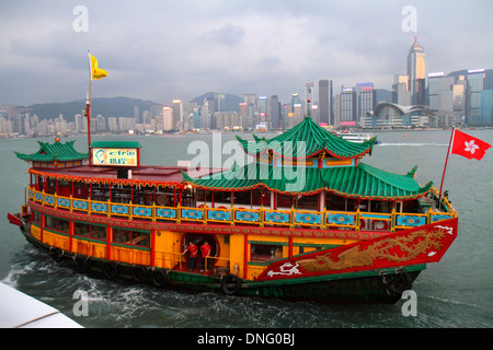 Hong Kong Cina, Hong Kong, Asia, cinese, orientale, Kowloon, Tsim Sha Tsui, molo pubblico di Kowloon, vista, Victoria Harbour, porto, isola, skyline della città, alto, grattacielo Foto Stock