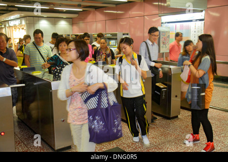 Hong Kong Cina, Hong Kong, Asia, cinese, orientale, Kowloon, Prince Edward, stazione metropolitana Prince Edward MTR, trasporti pubblici, tornello, porta deflettrice, cancello, passe Foto Stock