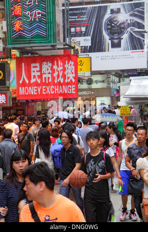 Hong Kong Cina,HK,Asia,Cinese,Orientale,Kowloon,Mong Kok,Nathan Road,shopping shopper shopping negozi di mercato mercati di mercato di acquisto di vendita,r Foto Stock