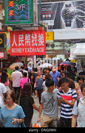 Hong Kong Cina,HK,Asia,Cinese,Orientale,Kowloon,Mong Kok,Nathan Road,shopping shopper shopping negozi di mercato mercati di mercato di acquisto di vendita,r Foto Stock