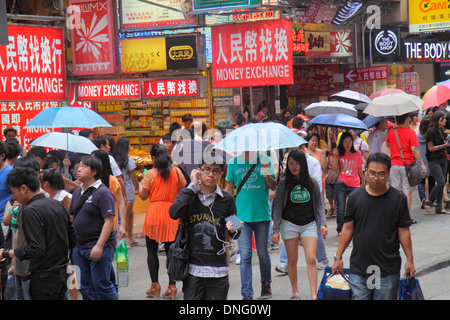 Hong Kong Cina,HK,Asia,Cinese,Orientale,Kowloon,Mong Kok,Nathan Road,shopping shopper shopping negozi di mercato mercati di mercato di acquisto di vendita,r Foto Stock