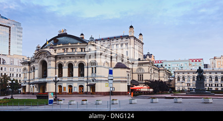 Ucraina kiev città capitale opera house del balletto e della facciata del teatro vista panoramica a piazza con la statua del compositore e principali entran Foto Stock