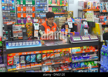 Hong Kong Cina, Hong Kong, Asia, cinese, orientale, nuovi territori, Sha Tin, ma Liu Shui, stazione metropolitana MTR Universita', 7-Eleven, minimarket, banco, dipendente Foto Stock