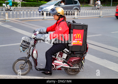 Pechino Cina,Cinese,Guang An Men nei da Jie,Guanganmen Outer Street,Asian adult,adults,donna donne,lavoratori dipendenti lavoratori dipendenti lavoratori dipendenti staff di lavoro,deli Foto Stock