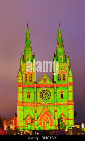 Australia Sydney la Cattedrale di St Mary all'aperto spettacolo di luci per la celebrazione della Messa di Natale al tramonto Foto Stock