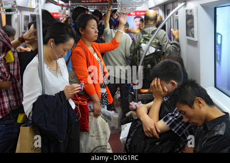 Pechino Cina, cinese, stazione della metropolitana di Nanlishilu, linea 1, treno, cabina passeggeri, passeggeri passeggeri, riders, in piedi, uomo asiatico uomo maschio, adul Foto Stock