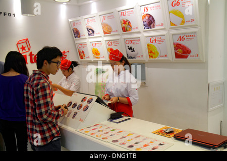 Pechino Cina, Asia, cinese, orientale, i centri commerciali a Oriental Plaza, dessert, frutta tazze, venditore venditori venditori venditori venditori venditori, stand bancarelle commercianti m Foto Stock