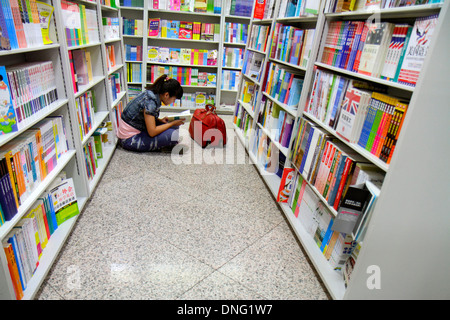 Beijing Cina,Cinese,Wangfujing Xinhua Bookstore,shopping shopper shopping negozi mercati di mercato di vendita di acquisto, negozi al dettaglio b Foto Stock