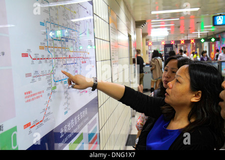 Pechino Cina, cinese, stazione della metropolitana di Wangfujing, linea 1, strada statale, mappa, asiatico adulto, adulti, donna donna donne, pilota, cercando, puntamento, caratteri cinesi Foto Stock