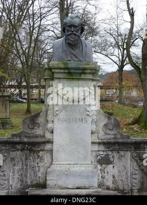 Meiningen, Turingia, Germania. 8 Novembre, 2013. Busto del compositore tedesco Johannes Brahms, raffigurato nel Giardino Inglese di Meiningen, Turingia, Germania, 8 novembre 2013. © dpa/Alamy Live News Foto Stock