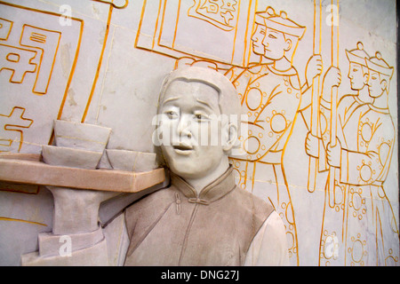 Pechino Cina, cinese, Dongsi stazione della metropolitana, linea 5 6, arte, scultura, rilievo, uomo asiatico uomini maschio, China1309180979 Foto Stock