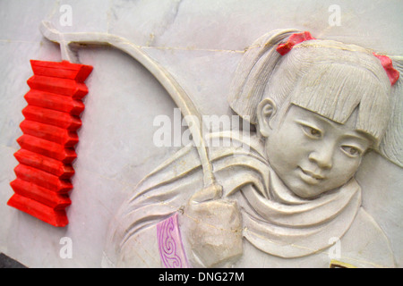 Pechino Cina, cinese, Dongsi stazione della metropolitana, linea 5 6, arte, scultura, rilievo, ragazze asiatiche, giovane, bambini donne China130918081 Foto Stock