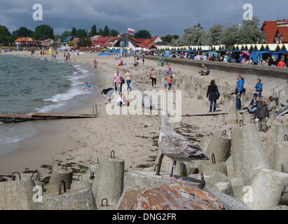 I turisti alla spiaggia del villaggio di pescatori di Hel alla penisola di Hel in Polonia, nella foto 15 agosto 2013. Foto: Beate Schleep/dpa Foto Stock